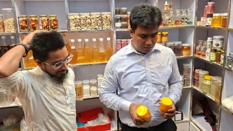 জিলাপিতে ক্ষতিকর রাসায়নিক ব্যবহার করায় চাঁদপুরে ৩ প্রতিষ্ঠানকে জরিমানা