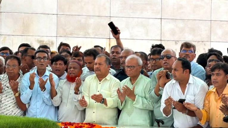 জিয়াউর রহমান ও বেগম খালেদা জিয়ার মাজারে শ্রদ্ধা জানালেন জহির উদ্দিন স্বপন