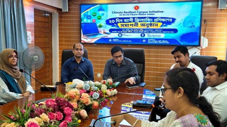 সদরের ফ্রিল্যান্সিং প্রশিক্ষণে প্রথম আফসানা পেলেন ল্যাপটপ