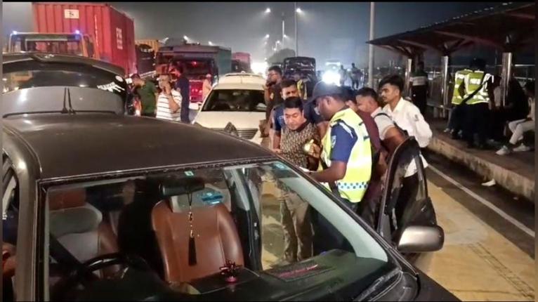নারায়ণগঞ্জে ৩০০ ফিট এলাকায় পুলিশের বিশেষ চেকপোস্ট: ১১ মামলা, ৬ জন আটকসহ মাদক ও অস্ত্র উদ্ধার