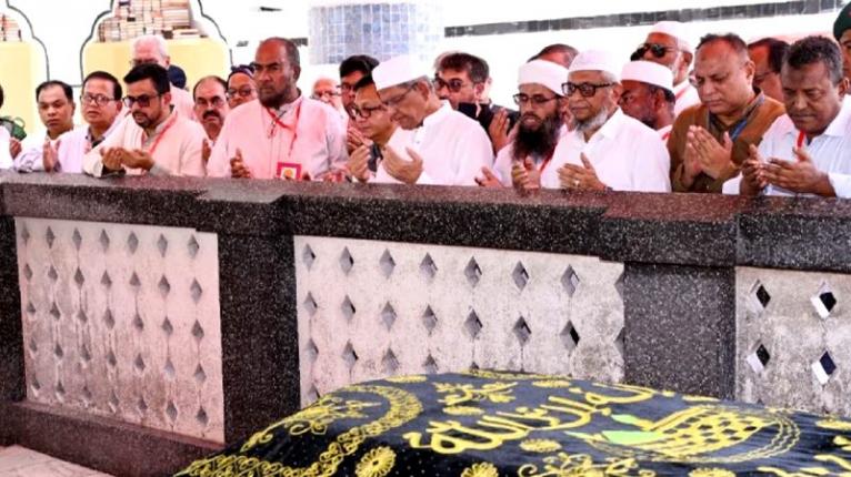 সিলেটে শাহজালাল ও শাহপরানের মাজার জিয়ারত রাষ্ট্রপতির