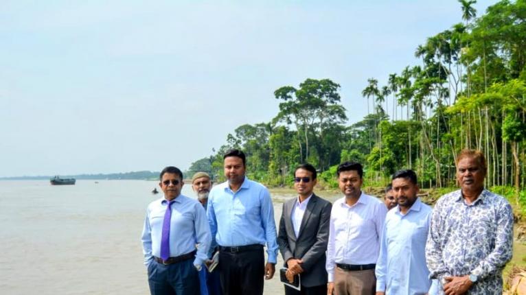 মেহেন্দিগঞ্জে নদীভাঙন এলাকা পরিদর্শন করলেন বিভাগীয় কমিশনার