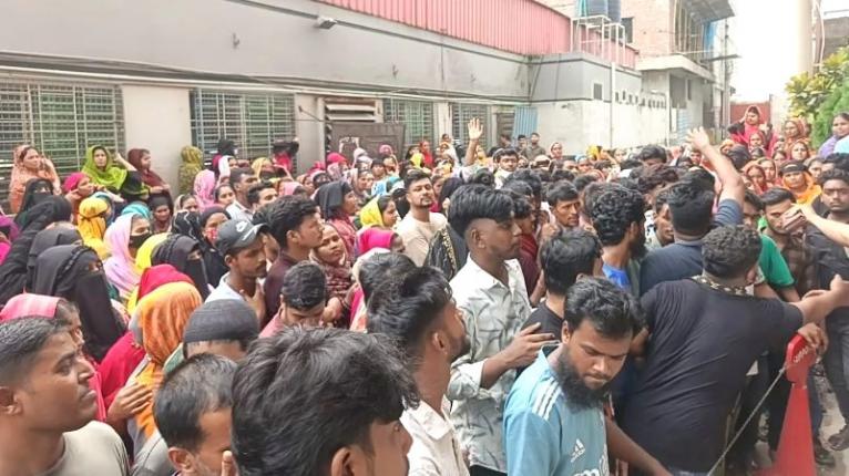 বেতন ও কারখানা খোলার দাবিতে ফতুল্লায় ইউনাইটেড এ্যাপারেলের শ্রমিকদের অবরোধ