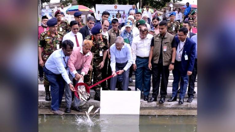 বঙ্গভবনের পুকুরে মাছের পোনা অবমুক্ত করলেন রাষ্ট্রপতি