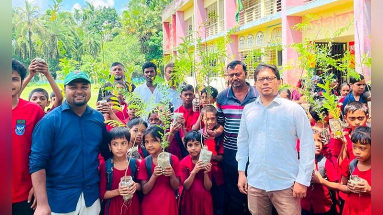 বাগেরহাটে ছাত্রদলের উদ্যোগে শিক্ষার্থীদের মাঝে গাছের চারা বিতরণ
