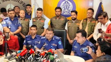 ফোন ছিনিয়ে নেওয়ার সময় বাধা দেওয়ায় লাঠি দিয়ে অপ্রতিমের মাথায় আঘাত