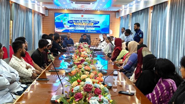 সদরের ফ্রিল্যান্সিং প্রশিক্ষণে প্রথম আফসানা পেলেন ল্যাপটপ