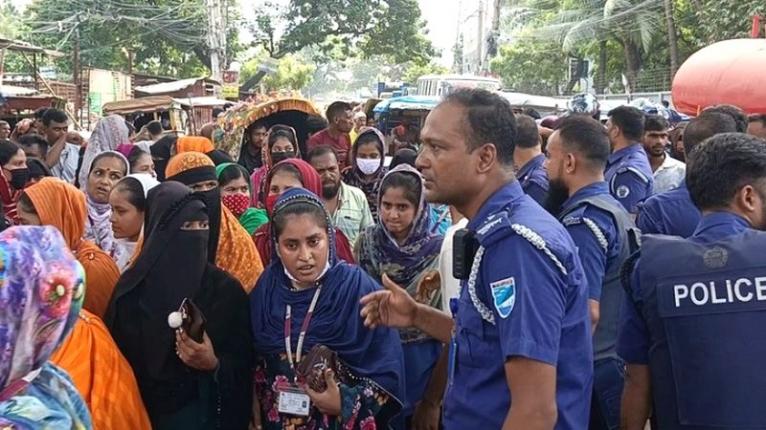 বেতন ও কারখানা খোলার দাবিতে ফতুল্লায় ইউনাইটেড এ্যাপারেলের শ্রমিকদের অবরোধ