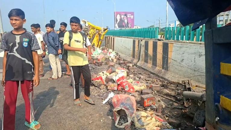 ভাঙ্গায় এক্সপ্রেসওয়েতে ব্যাটারী বোঝাই ট্রাকের রেলিঙের ধাক্কা আহত-৩