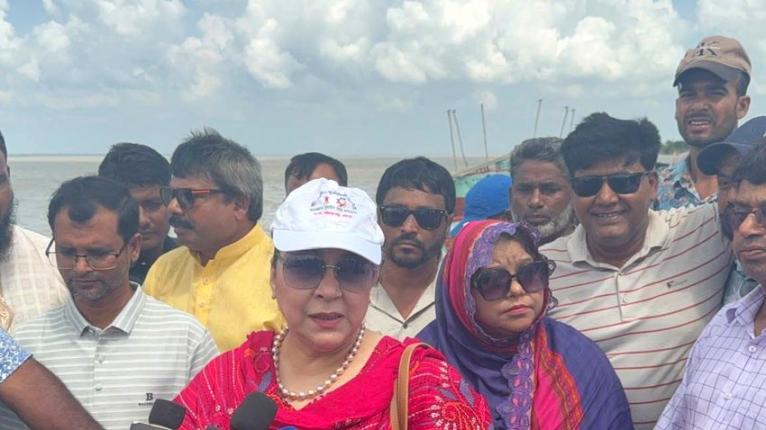 পদ্মার ভাঙনে ক্ষতিগ্রস্তদের মাঝে চাল ও নগদ অর্থ প্রদান