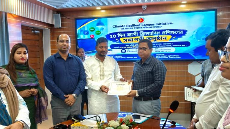 সদরের ফ্রিল্যান্সিং প্রশিক্ষণে প্রথম আফসানা পেলেন ল্যাপটপ
