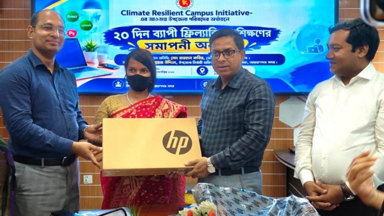 সদরের ফ্রিল্যান্সিং প্রশিক্ষণে প্রথম আফসানা পেলেন ল্যাপটপ