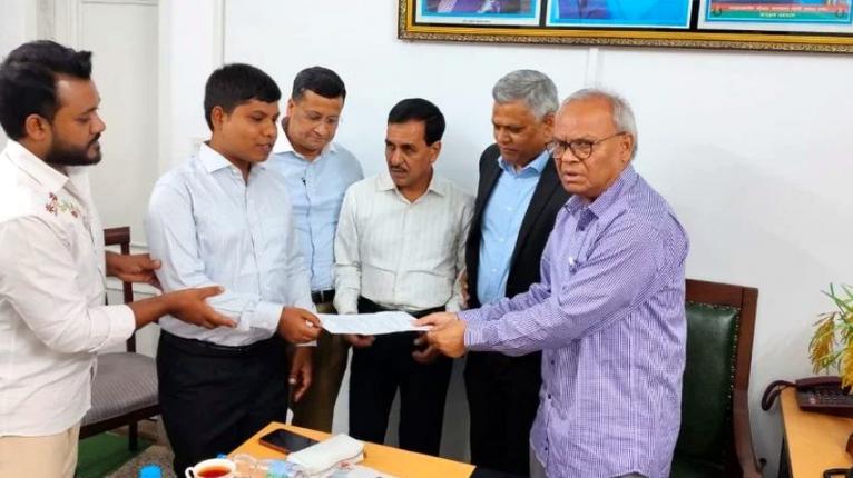প্রধানমন্ত্রীর উদ্যোগে আজন্ম দৃষ্টিহীনকে চাকরিতে নিয়োগ দিল রাবি