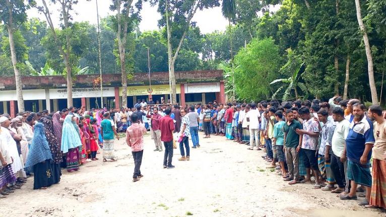 সালথায় ইউপি চেয়ারম্যানের বিরুদ্ধে অপপ্রচারের অভিযোগ, এলাকাবাসীর মানববন্ধন