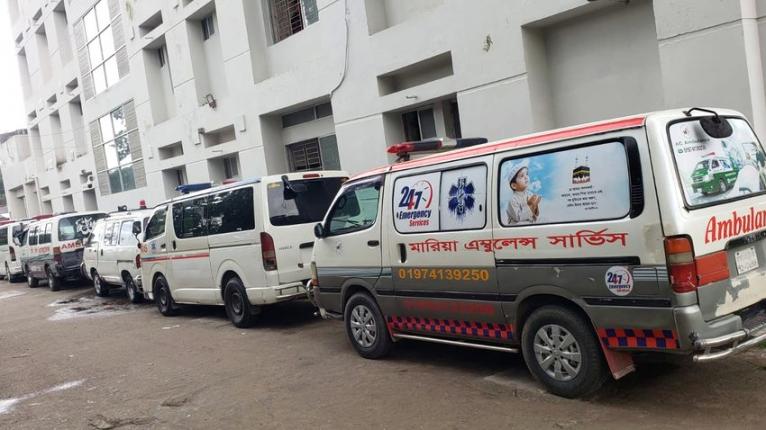 অ্যাম্বুলেন্স সিন্ডিকেটের দখলে বোয়ালমারী স্বাস্থ্য কমপ্লেক্স, মশা সৃষ্টির কারখানা হাসপাতালের ড্রেনগুলো