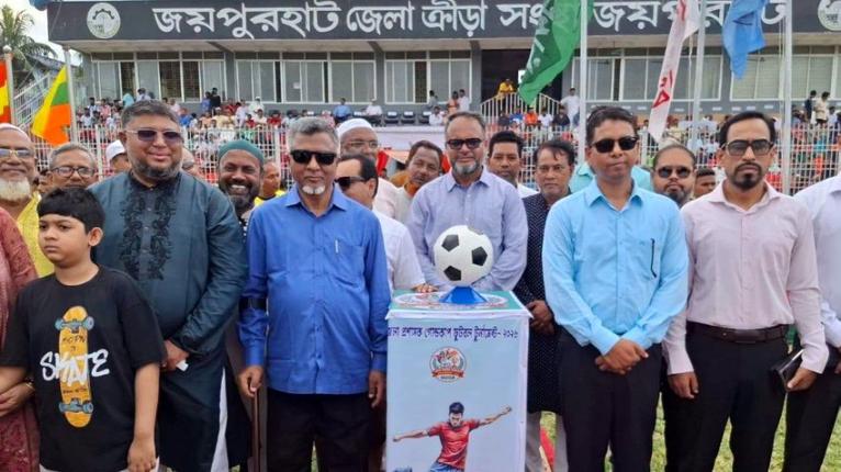 জয়পুরহাটে জেলা প্রশাসক গোল্ডকাপ ফুটবল টুর্নামেন্টের উদ্বোধন