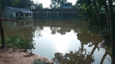 সামান্য বৃষ্টিতেই তলিয়ে যায় স্কুলের মাঠ, বছরের প্রায় ছয় মাস পানির নিচে