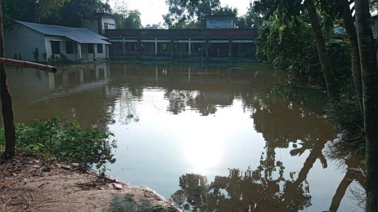 সামান্য বৃষ্টিতেই তলিয়ে যায় স্কুলের মাঠ, বছরের প্রায় ছয় মাস পানির নিচে