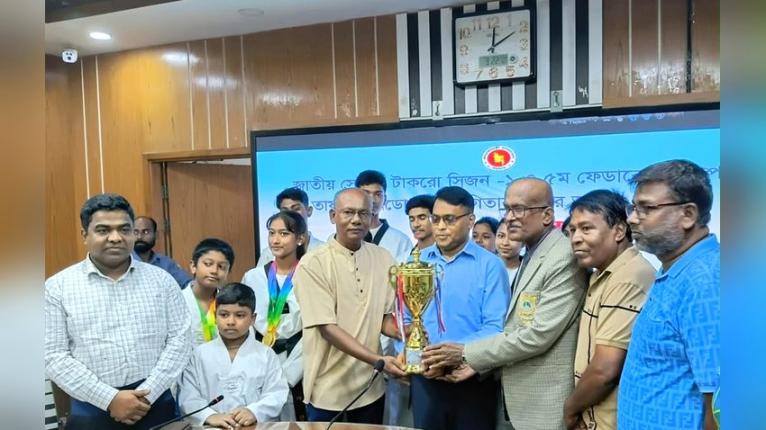 রাজশাহীর জেলা প্রশাসক মহোদয়ের হাতে পঞ্চম ফেডারেশন কাপ তায়কোয়ানডো প্রতিযোগিতার ট্রফি হস্তান্তর বিশেষ প্রতিবেদন, রাজশাহী