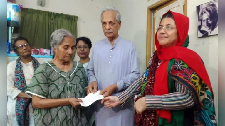 ভাষাসৈনিক আব্দুল মতিনের অসুস্থ সহধর্মিণীকে দেখতে গেলেন সংস্কৃতিমন্ত্রী