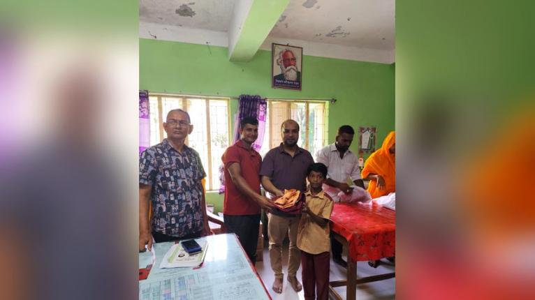 বোয়ালমারীতে প্রাথমিক বিদ্যালয়ের এতিম শিক্ষার্থীদের মাঝে স্কুল ড্রেস বিতরণ