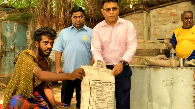 রাজশাহীতে ক্ষতিগ্রস্ত জেলেদের মাঝে আর্থিক সহায়তা প্রদান