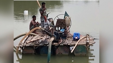 নগরকান্দায় ফসলি জমি থেকে অবৈধ ড্রেজারে বালু উত্তোলনের অভিযোগ