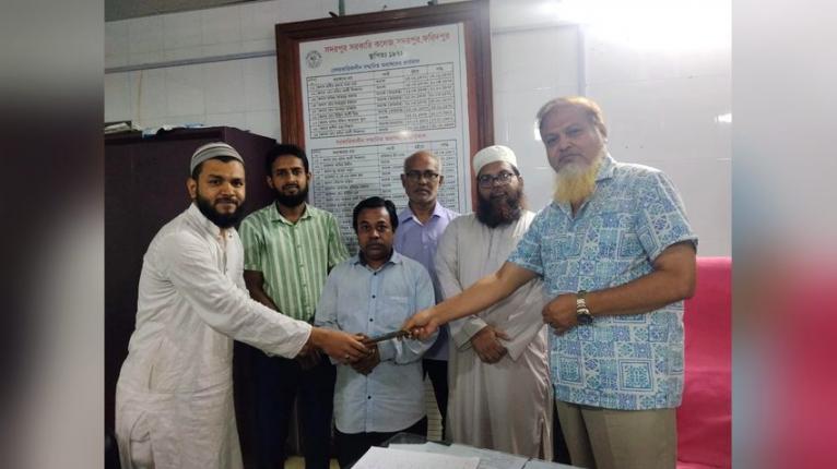 কর্মচারী সেকেন্দারের দুঃসময়ে মানবিকতার হাত বাড়ালেন সদরপুর সরকারি কলেজের শিক্ষকরা