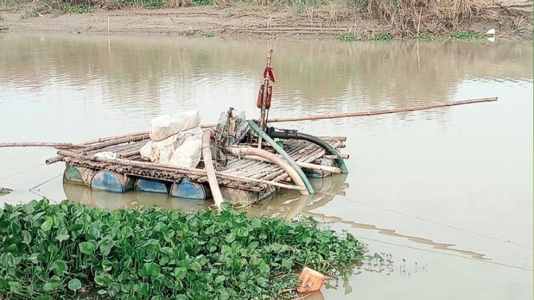 প্রকাশ্যেই সরকারি খাল থেকে ড্রেজারে বালু উত্তোলন করছে প্রভাবশালীরা