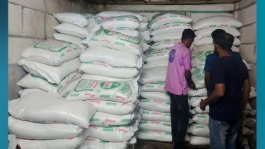 চট্টগ্রামে কাভার্ডভ্যান ছিনতাইয়ের সাড়ে ৭ টন চিনি উদ্ধার, গ্রেফতার ১