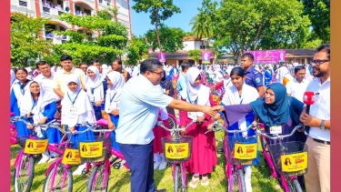 জাইমা রহমানের জন্মদিনে ৫৪৮ ছাত্রীকে বাইসাইকেল দিলেন মীর শাহে আলম