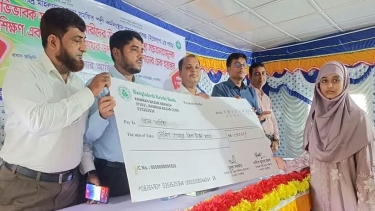 সাতক্ষীরায় বাল্যবিবাহকে লাল কার্ড দেখানো কিশোরীদের মাঝে প্রণোদনার চেক হস্তান্তর