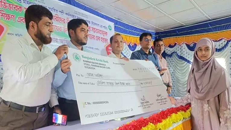 সাতক্ষীরায় বাল্যবিবাহকে লাল কার্ড দেখানো কিশোরীদের মাঝে প্রণোদনার চেক হস্তান্তর