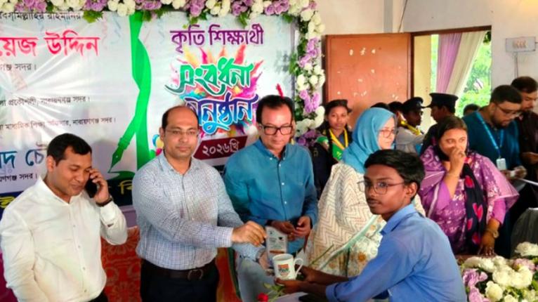 ফতুল্লা পাইলটে জিপিএ-৫ পাওয়া ৪৪ শিক্ষার্থীকে সংবর্ধনা