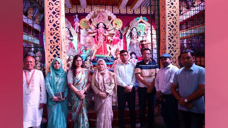 মুন্সীগঞ্জ জেলা প্রশাসকের পূজামণ্ডপ পরিদর্শন ও অনুদান প্রদান