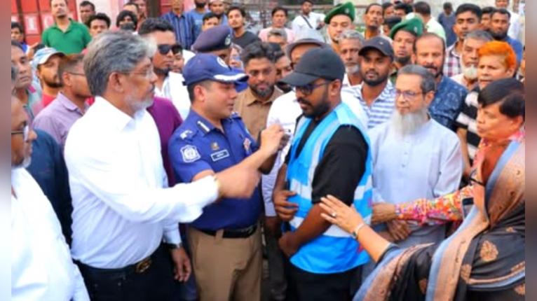 যানজট নিয়ন্ত্রণে মাঠে ২২ স্বেচ্ছাসেবক, দেওয়া হলো বডি ক্যামেরা
