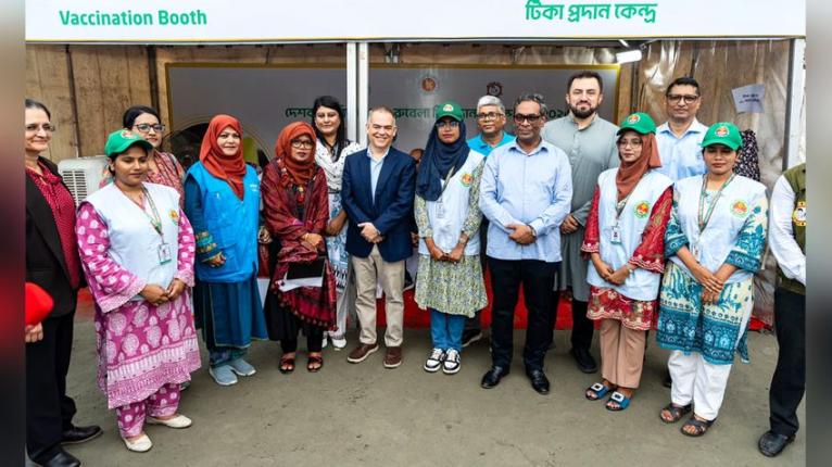 হাম ও রুবেলা প্রতিরোধে টিকাদান কার্যক্রম পরিদর্শন করলেন যুক্তরাষ্ট্রের ভারপ্রাপ্ত রাষ্ট্রদূত