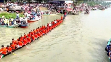 শীতলক্ষ্যায় ১৫ বছর পর নৌকা বাইচ, দেখতে মানুষের ঢল