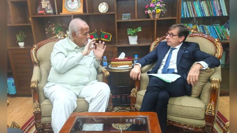 পার্বত্যমন্ত্রী সাচিং প্রুর সঙ্গে ফ্রান্সের রাষ্ট্রদূতের সৌজন্য সাক্ষাৎ