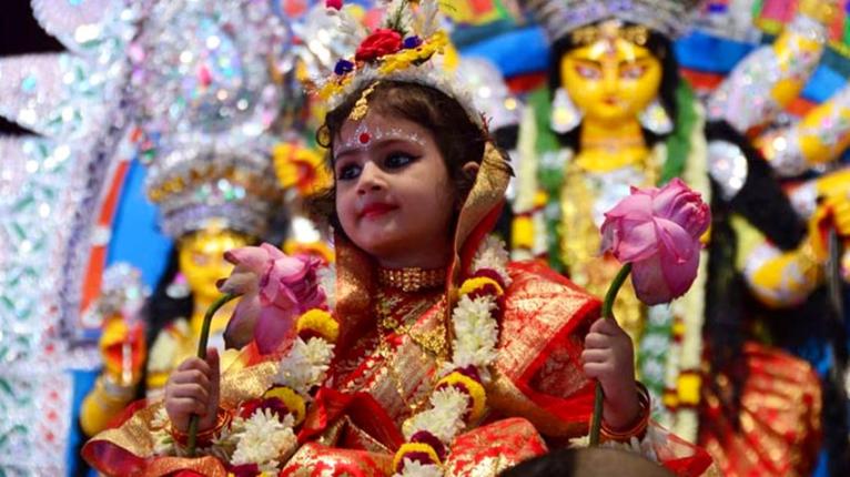 মহাঅষ্টমীতে পূজামণ্ডপে ভক্তদের ঢল