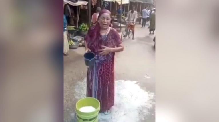 বোয়ালমারীতে নেশাগ্রস্ত জামাইয়ের কাছ থেকে মেয়েকে ছাড়িয়ে দুধ দিয়ে গোসল মায়ের