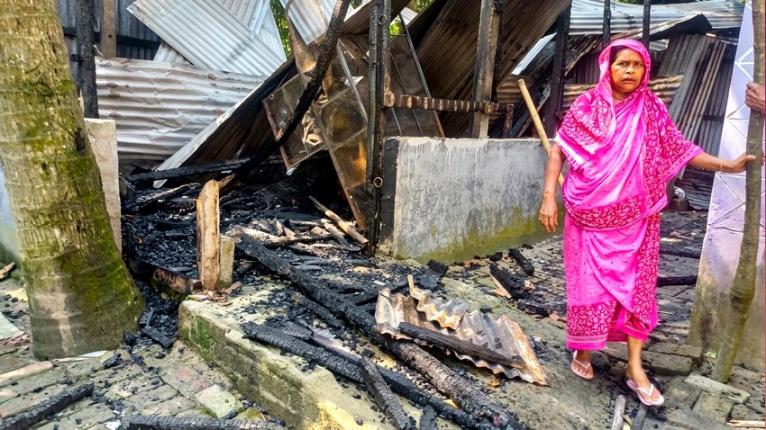 কালকিনিতে সাবেক ইউপি চেয়ারম্যান ও প্রবাসীদের বাড়িঘরে হামলা,অগ্নিসংযোগ ও লুটপাট;ক্ষতি কোটি টাকা