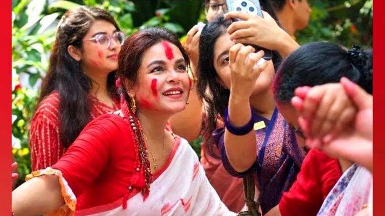 ঢাকেশ্বরী মন্দিরে সিঁদুর খেলায় মেতেছেন শাওন