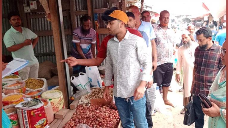 কাউখালীতে ফুটপাত দখলমুক্ত করতে প্রশাসনের অভিযান, চার ব্যবসায়ীকে জরিমানা