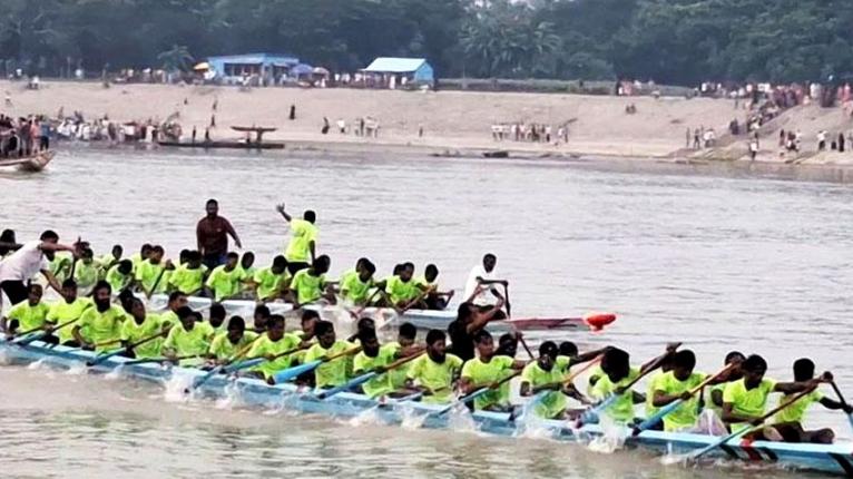 বৈঠার ছন্দে মাতল ব্রহ্মপুত্রের পাড়, নৌকাবাইচ দেখতে হাজারও মানুষ